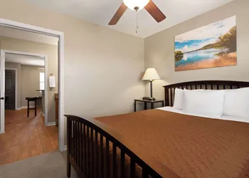 Eagle's Den Suites Cotulla a Travelodge by Wyndham hotel thumbnail 4