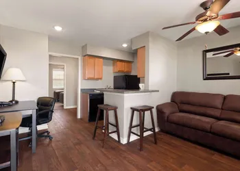 Eagle's Den Suites Cotulla a Travelodge by Wyndham hotel thumbnail 5