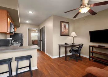 Eagle's Den Suites Cotulla a Travelodge by Wyndham hotel thumbnail 8
