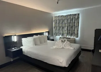 Motel 6 Hollywood hotel thumbnail 8