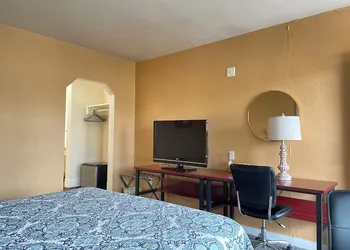 Hollywood La Brea Inn hotel thumbnail 8