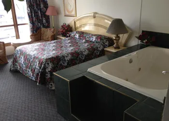 Rainbow Motor Inn - By the Falls hotel thumbnail 3