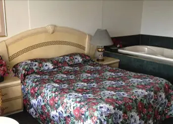 Rainbow Motor Inn - By the Falls hotel thumbnail 4