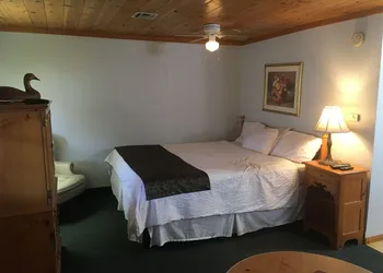Whispering Pines Lodge hotel thumbnail 5