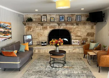 Sunday House Inn and Suites hotel thumbnail 2