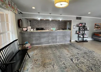 Sunday House Inn and Suites hotel thumbnail 3