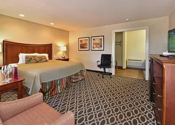 Sunday House Inn and Suites hotel thumbnail 4