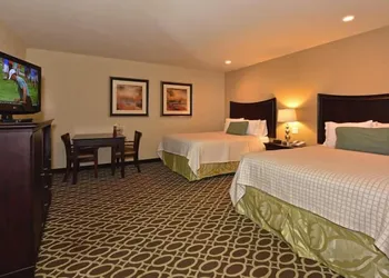 Sunday House Inn and Suites hotel thumbnail 5