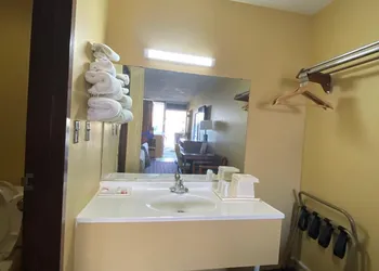 Innkeeper Motel hotel thumbnail 3