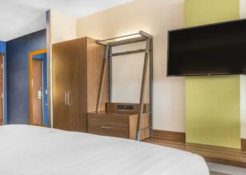 Holiday Inn Express & Suites Clarion by IHG hotel thumbnail 3