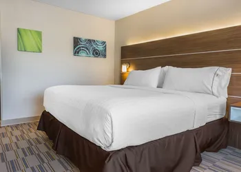 Holiday Inn Express & Suites Clarion by IHG hotel thumbnail 5