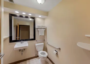 Quality Inn Hamilton hotel thumbnail 8
