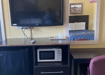 Budget Inn hotel thumbnail 2