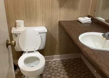 Budget Inn hotel thumbnail 3