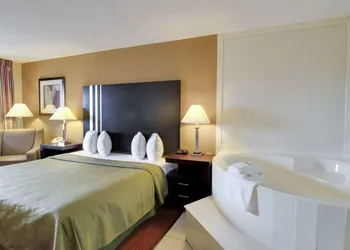Quality Inn & Suites Clarksville hotel thumbnail 7