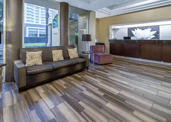 La Quinta Inn & Suites by Wyndham Anaheim hotel thumbnail 2