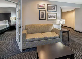 La Quinta Inn & Suites by Wyndham Anaheim hotel thumbnail 6
