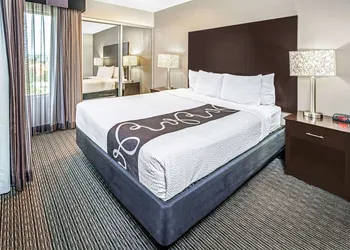 La Quinta Inn & Suites by Wyndham Anaheim hotel thumbnail 7