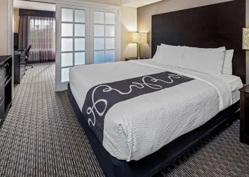 La Quinta Inn & Suites by Wyndham Anaheim hotel thumbnail 8