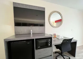 Ramada by Wyndham Anaheim Convention Center hotel thumbnail 8
