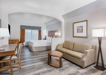 Ramada by Wyndham Bakersfield North hotel thumbnail 4