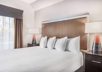 Ramada by Wyndham Bakersfield North hotel thumbnail 5
