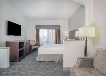 Ramada by Wyndham Bakersfield North hotel thumbnail 6