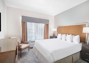 Ramada by Wyndham Bakersfield North hotel thumbnail 7