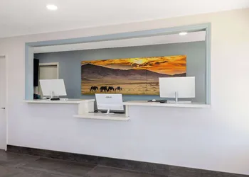 Days Inn by Wyndham Bakersfield hotel thumbnail 2