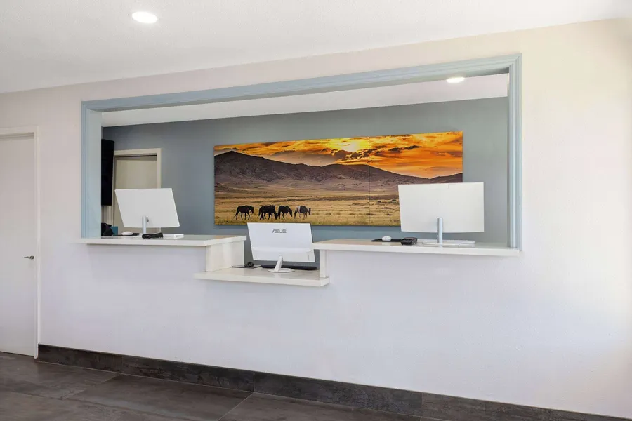Days Inn by Wyndham Bakersfield hotel detail image 2