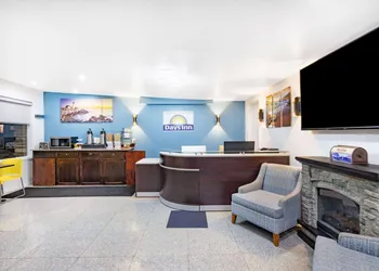 Oceanside Inn & Suites, a Days Inn by Wyndham hotel thumbnail 3