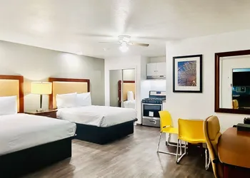 Oceanside Inn & Suites, a Days Inn by Wyndham hotel thumbnail 4