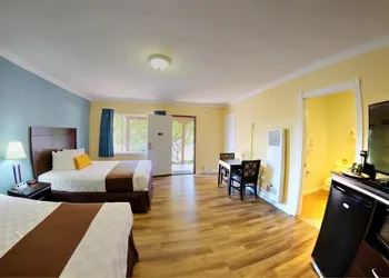 Palm Tropics Motel hotel thumbnail 4