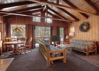 Silver Pines Lodge hotel thumbnail 3