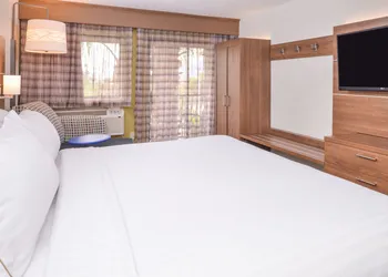 Holiday Inn Express Palm-Desert by IHG hotel thumbnail 5