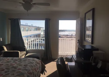 Dolphin Cove Motel hotel thumbnail 4
