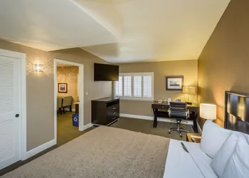Lions Gate Hotel hotel thumbnail 5