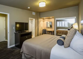 Lions Gate Hotel hotel thumbnail 7