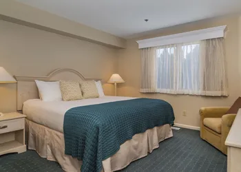 Water's Edge Resort & Spa hotel thumbnail 3
