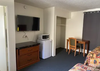 Golden Hills Motel hotel thumbnail 6