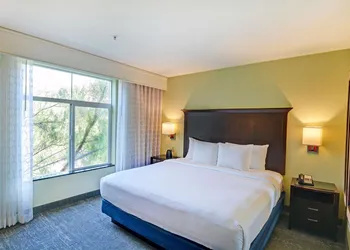 Embassy Suites by Hilton Valencia hotel thumbnail 6