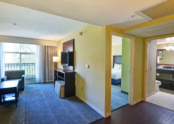 Embassy Suites by Hilton Valencia hotel thumbnail 8
