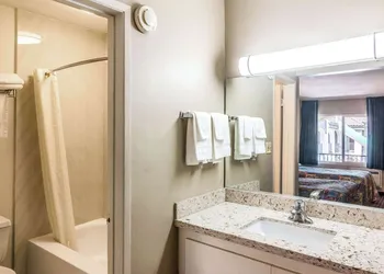 Rodeway Inn Regalodge hotel thumbnail 8