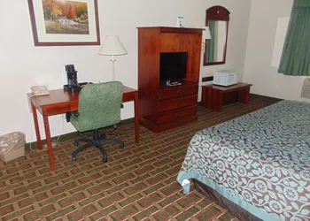 Days Inn by Wyndham Pentwater hotel thumbnail 3