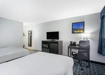 Clarion Pointe hotel thumbnail 5
