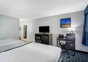 Clarion Pointe hotel thumbnail 7