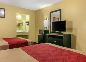 Econo Lodge Jonesboro hotel thumbnail 7