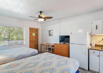 Malibu Resort Motel hotel thumbnail 3
