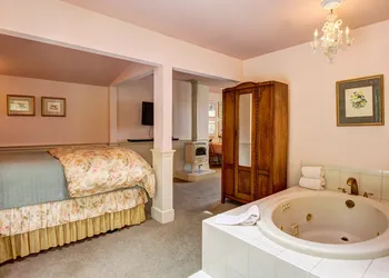 Country Cottage of Langley hotel thumbnail 2