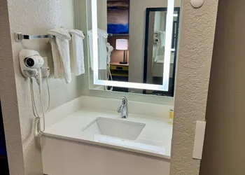 Days Inn by Wyndham Sarasota I-75 hotel thumbnail 5